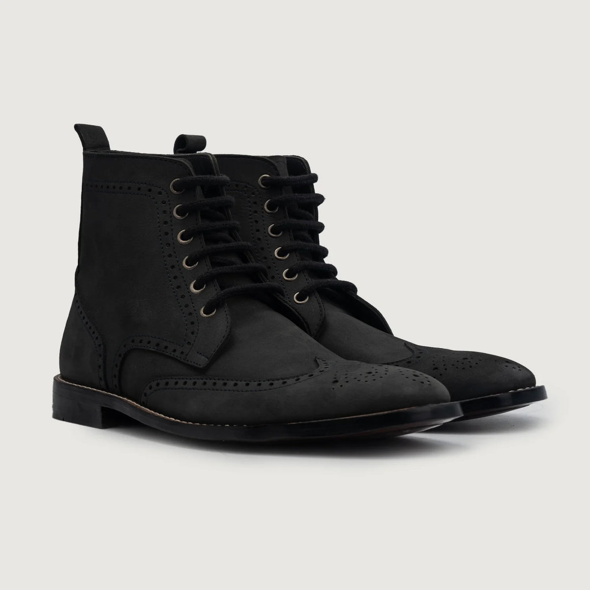 Duster Brogues Derby أسود Nubuck أحذية بوت جلدية رجالي For Men جلد بقر طبيعي أسود فاخر - عرض أمامي وقَصّة مفصلة أنيقة | شراء أونلاين عبر المتجر الرسمي