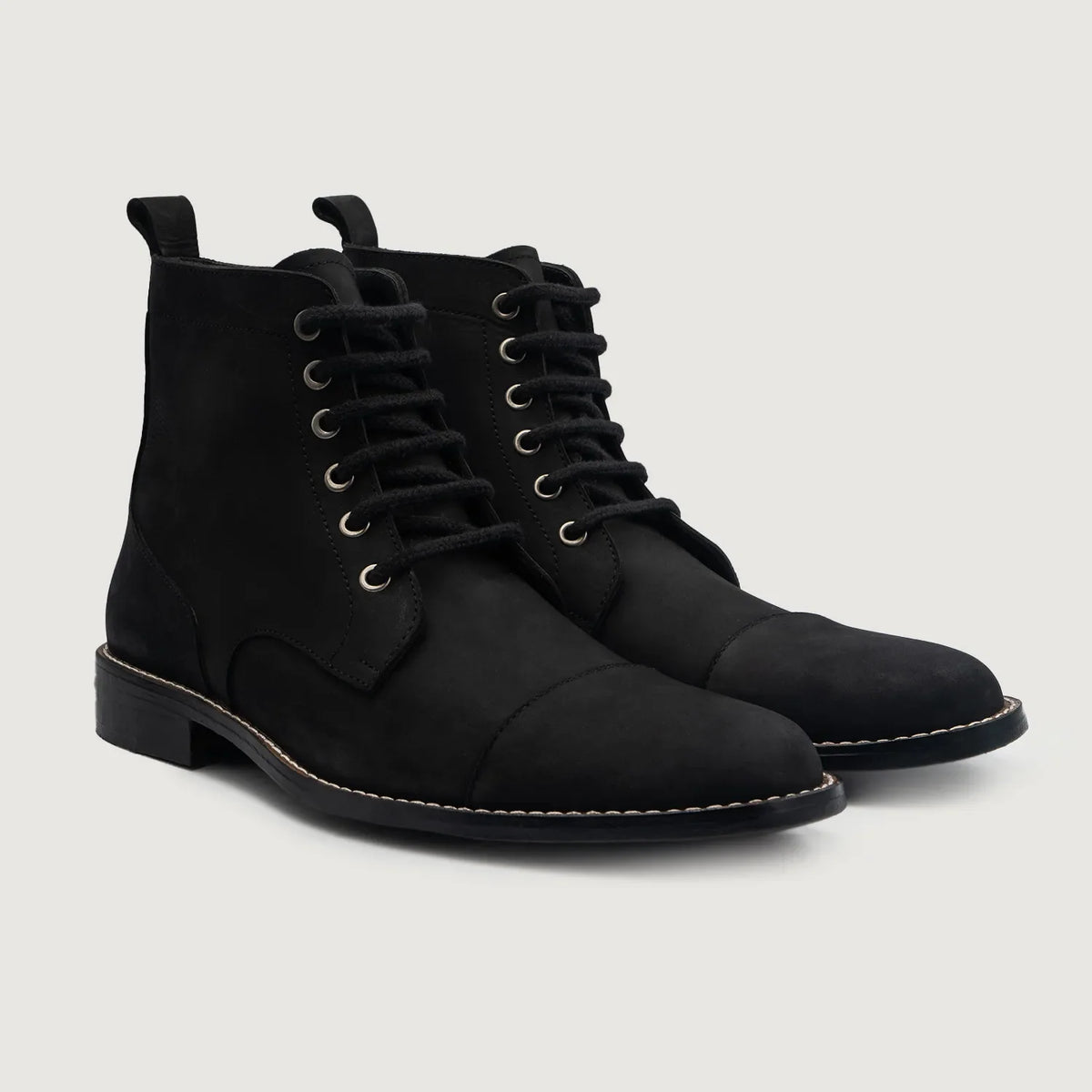 Knight Derby أسود Nubuck أحذية بوت جلدية رجالي For Men جلد بقر طبيعي أسود فاخر - عرض جانبي | شراء أونلاين عبر المتجر الرسمي