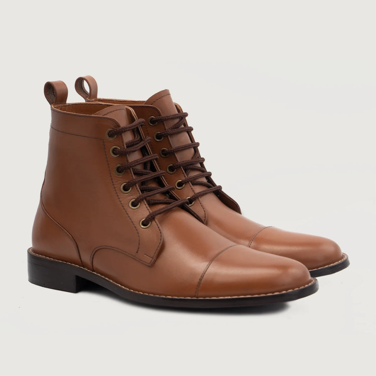 Knight Derby بيج تان أحذية بوت جلدية رجالي For Men in Tan Full-Grain Leather - عرض جانبي | شراء أونلاين عبر المتجر الرسمي