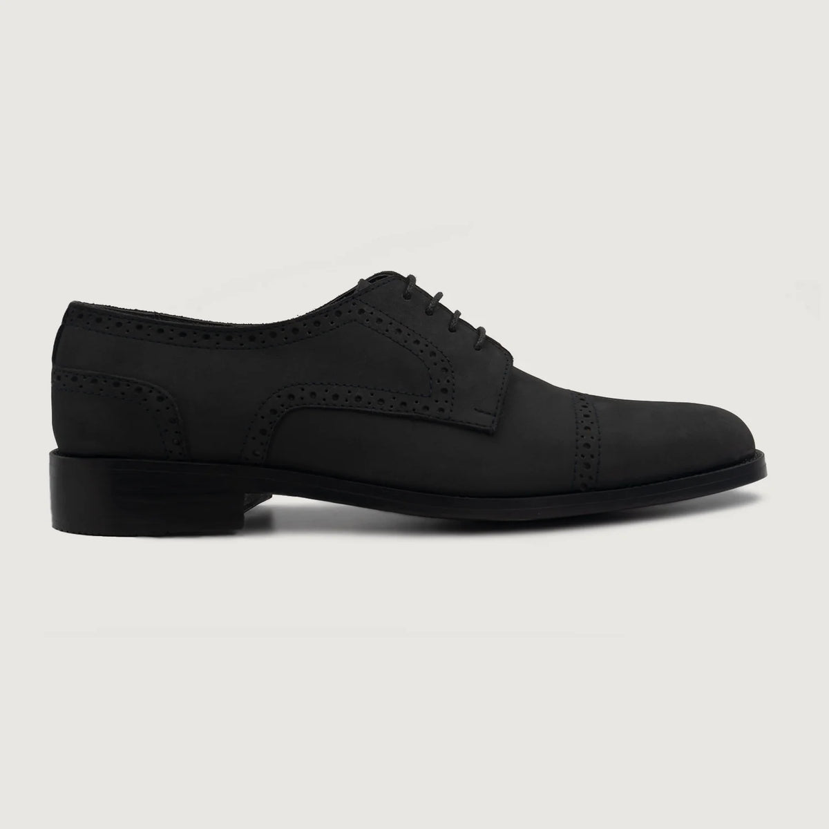 Black Full-Grain leather Shoes - بناء غوديير ويلت المتين وتفاصيل مقدمة الحذاء