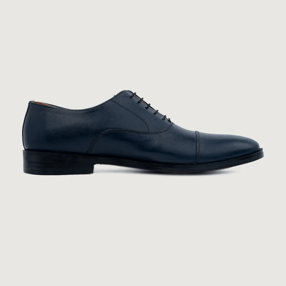 Midnight Blue Full-Grain leather Shoes - بناء غوديير ويلت المتين وتفاصيل مقدمة الحذاء