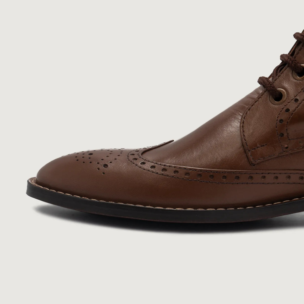 تفاصيل مقربة of Classic Collar & Heavy-Duty Zipper Hardware on Duster Brogues Derby بني أحذية بوت جلدية رجالي