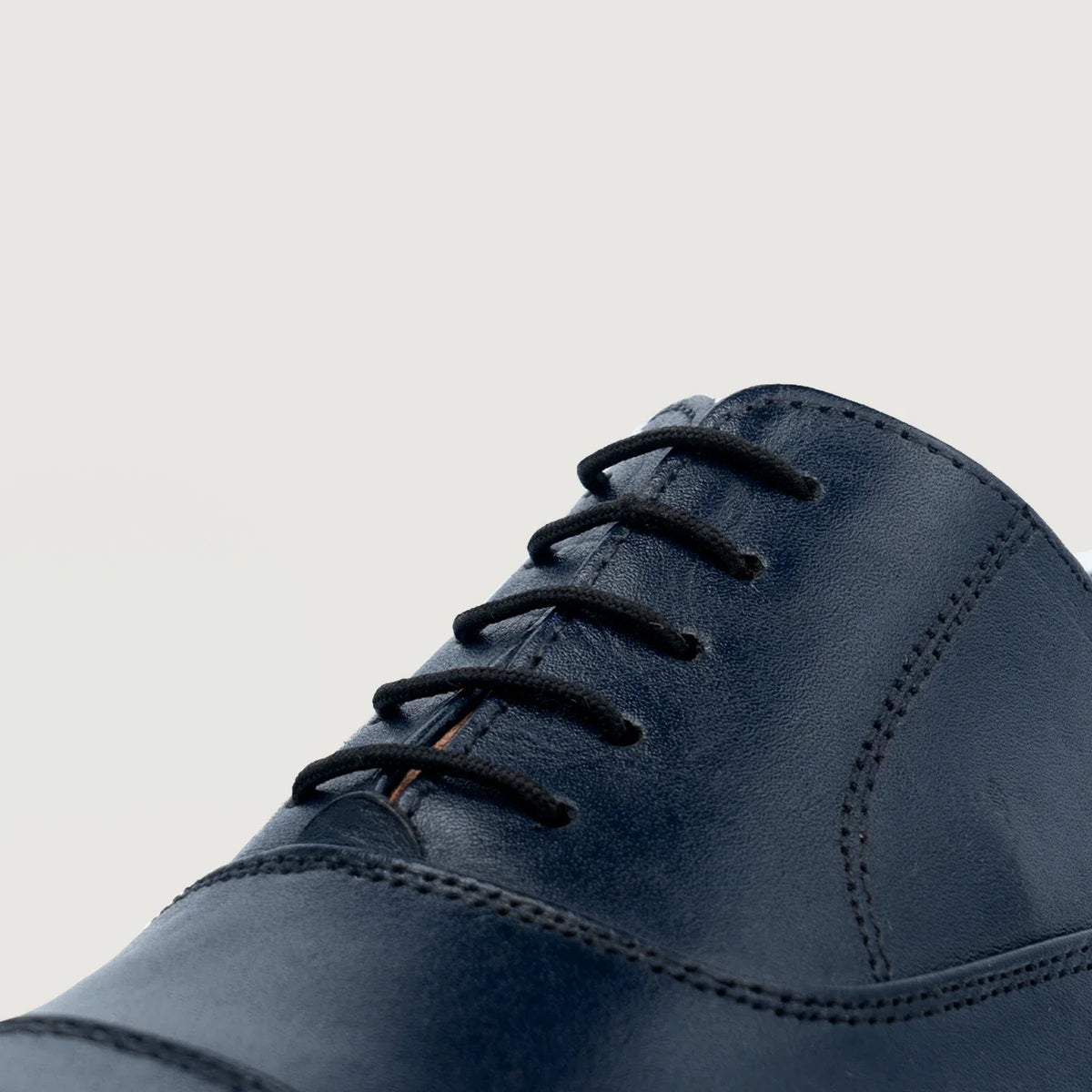 High-Traction Rubber Outsole & Lug Tread Pattern on Professor Oxford Midnight أزرق أحذية جلدية كلاسيكية رجالي For Men