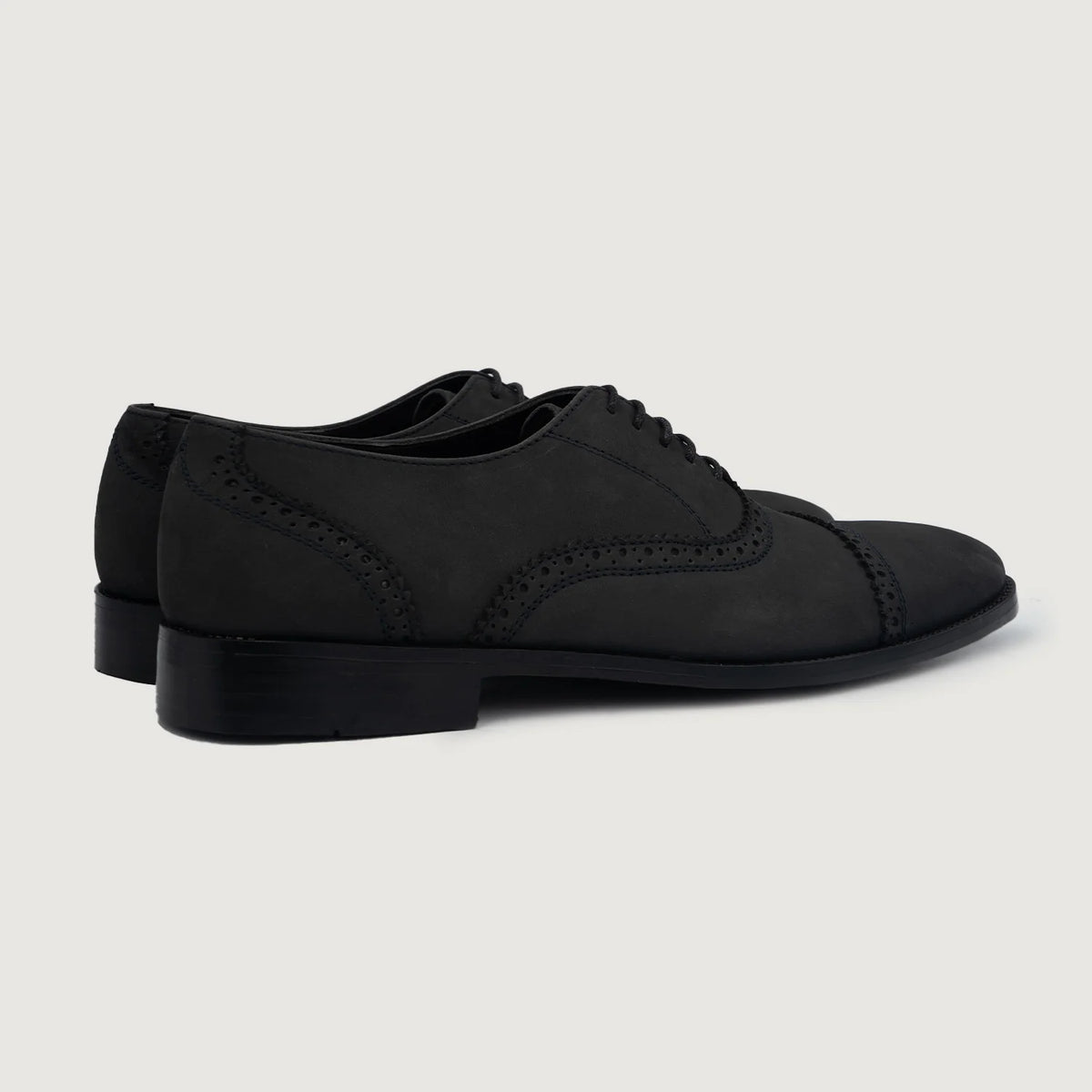 High-Traction Rubber Outsole & Lug Tread Pattern on Greyson Brogues Oxford أسود Nubuck أحذية جلدية كلاسيكية رجالي For Men