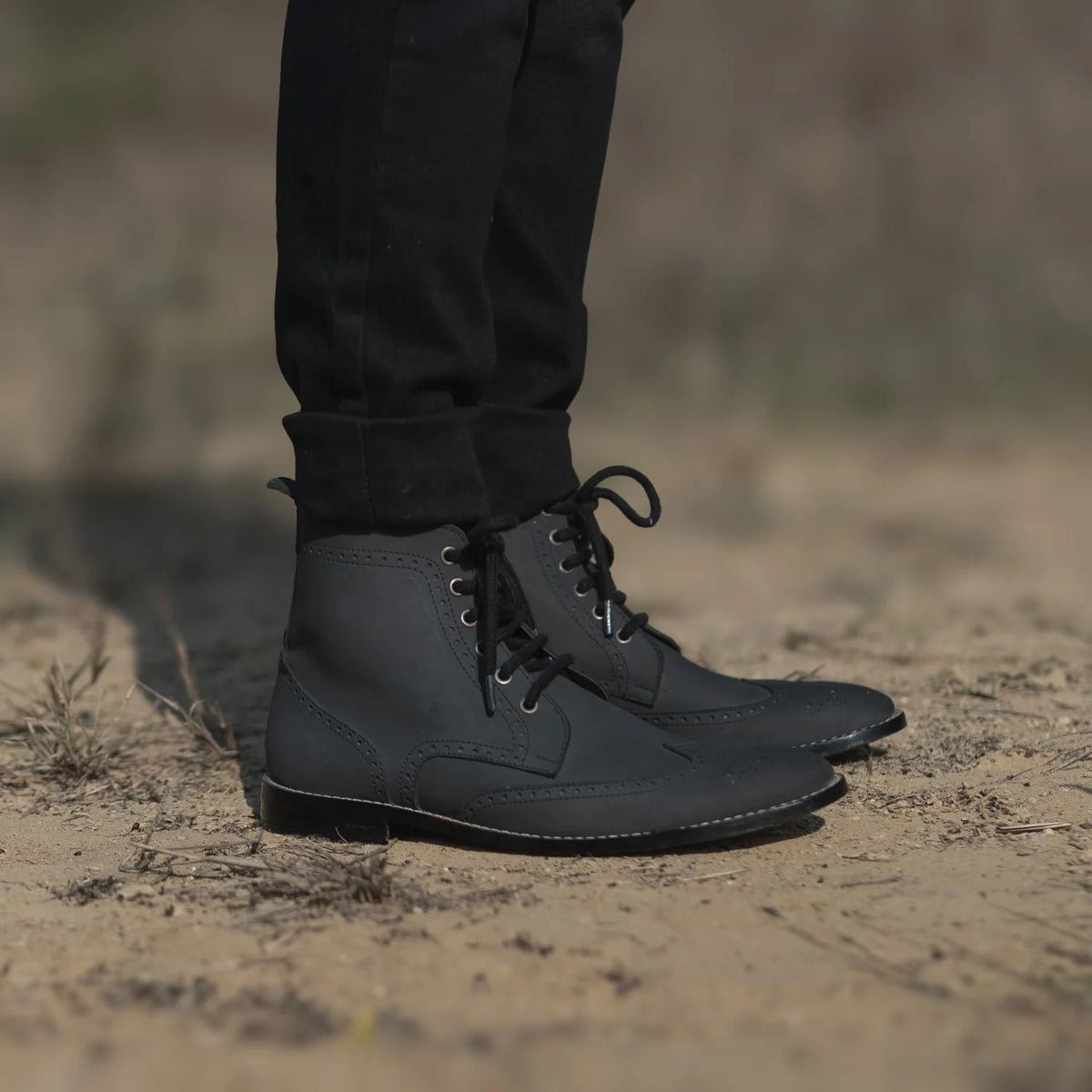 مظهر الارتداء على موديل لـ  Duster Brogues Derby أسود Nubuck أحذية بوت جلدية رجالي For Men على عارض أزياء - انسيابية طبيعية في ضوء النهار