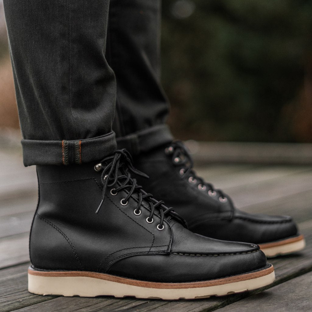 High-Traction Rubber Outsole & Lug Tread Pattern on Diplomat أسود Matte أحذية بوت جلدية رجالي