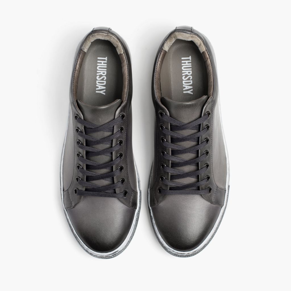 Premier Low Top Distressed Grey سنيكرز جلدي كاجوال رجالي For Men - دعامة الكعب المقواة وتفاصيل الخياطة المزدوجة الدقيقة
