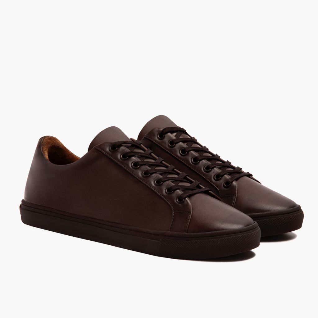 Premier Low Top Old English سنيكرز جلدي كاجوال رجالي For Men in Classic Full-Grain Leather - عرض جانبي | شراء أونلاين عبر المتجر الرسمي