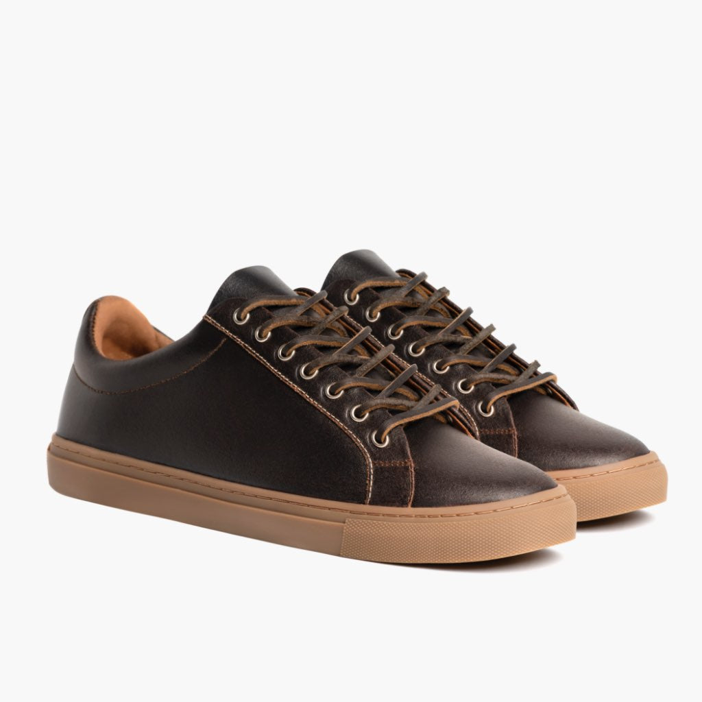 Premier Low Top Cacao سنيكرز جلدي كاجوال رجالي For Men in Classic Full-Grain Leather - عرض جانبي | شراء أونلاين عبر المتجر الرسمي