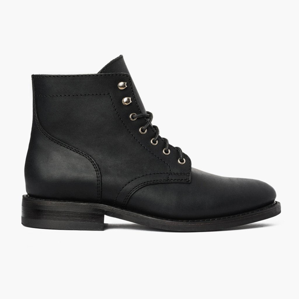 Black Full-Grain leather Boots - بناء غوديير ويلت المتين وتفاصيل مقدمة الحذاء