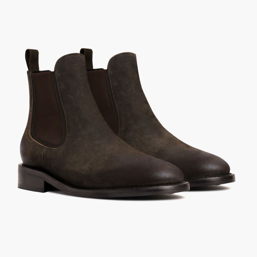 Duke Dark Olive Suede أحذية بوت جلدية رجالي in Olive Goatskin Suede - عرض جانبي | شراء أونلاين عبر المتجر الرسمي