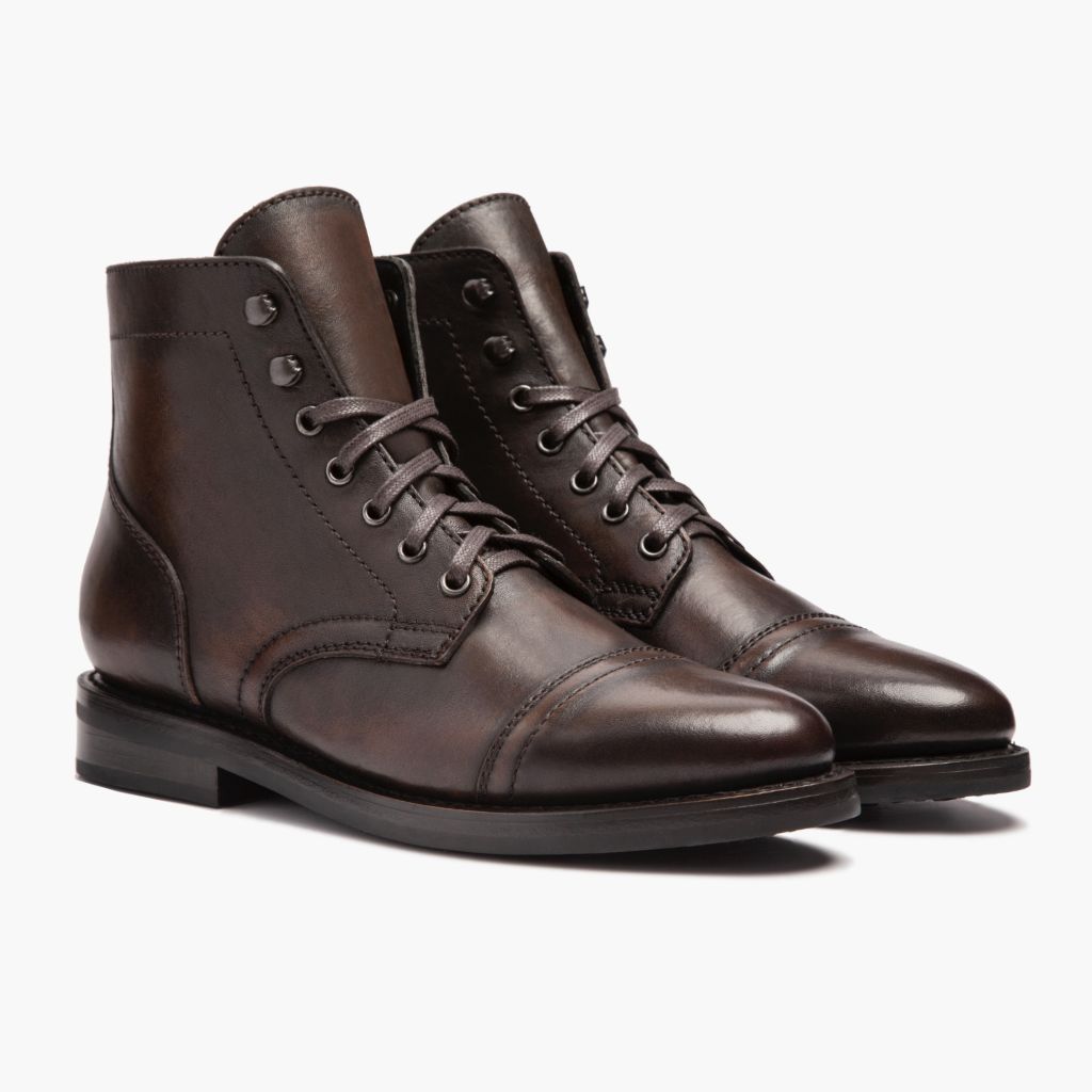Black Full-Grain leather Boots - بناء غوديير ويلت المتين وتفاصيل مقدمة الحذاء