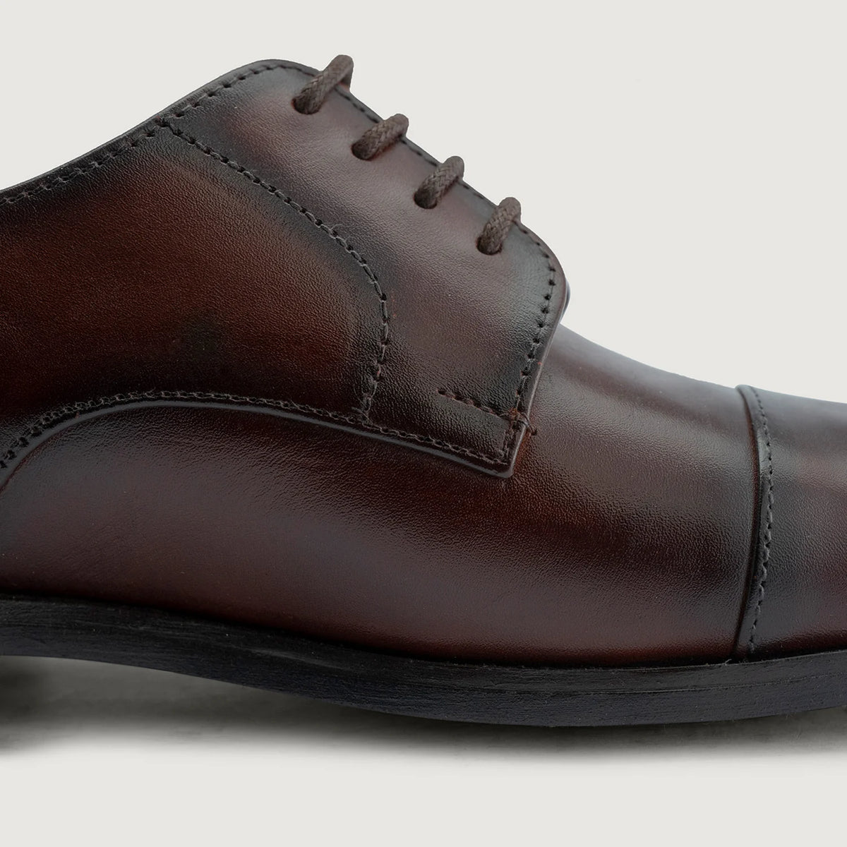 Authentic Full-Grain Leather Grain Depth & Pull-Up Patina Texture Detail