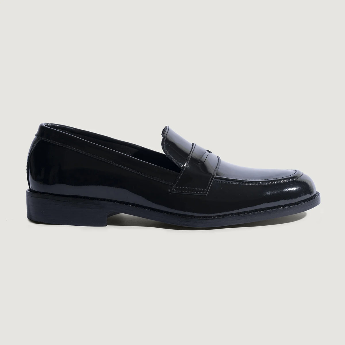 Patent Black Full-Grain leather Loafers - بناء غوديير ويلت المتين وتفاصيل مقدمة الحذاء