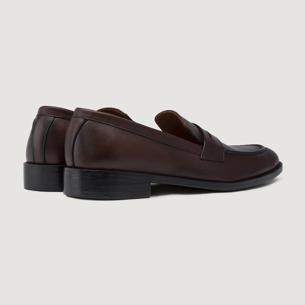 High-Traction Rubber Outsole & Lug Tread Pattern on Baxton Burnished بني أحذية لوفر جلدية بدون كعب رجالي For Men