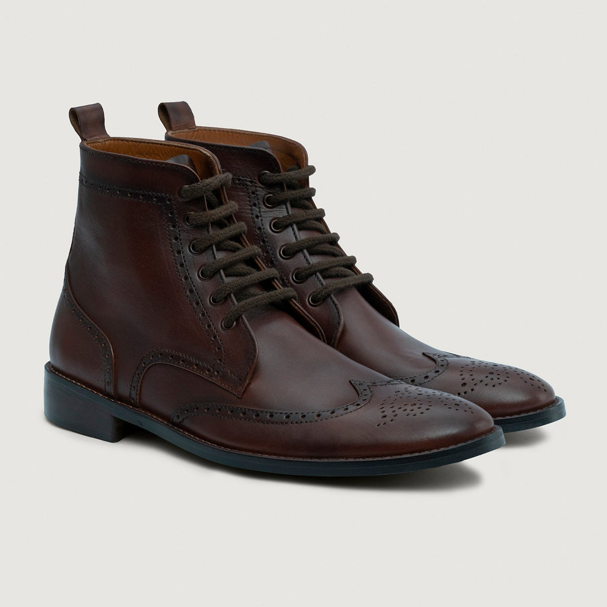 Duster Brogues Derby بني Burnished أحذية بوت جلدية - StudGuard رجالي in Burnished Brown Full-Grain Leather - عرض أمامي وقَصّة مفصلة أنيقة | شراء أونلاين عبر المتجر الرسمي