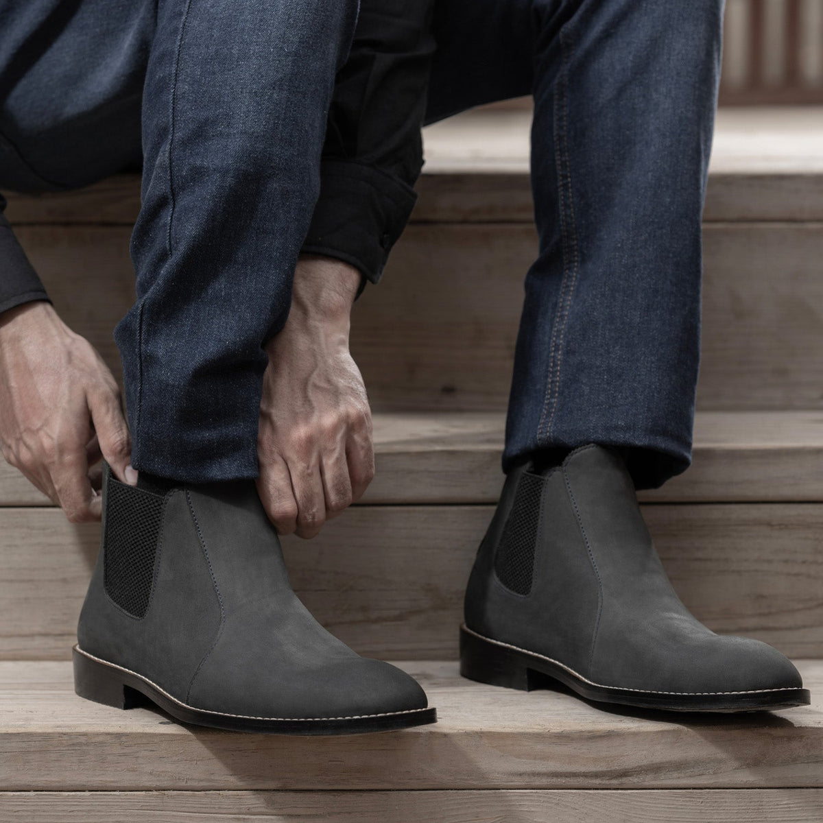 High-Traction Rubber Outsole & Lug Tread Pattern on Clarkson Chelsea Grey Nubuck أحذية بوت جلدية - StudGuard رجالي
