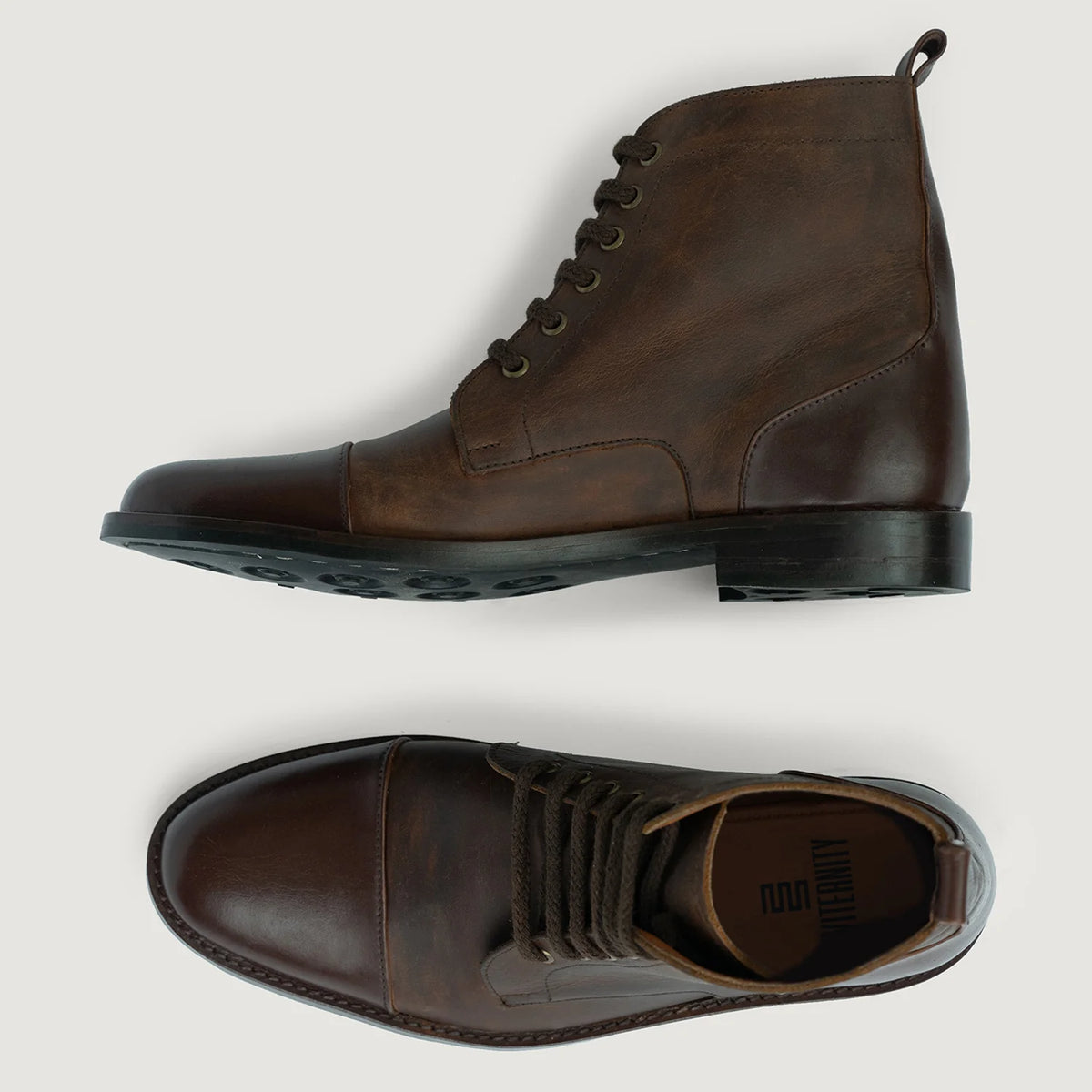 Distressed Brown Full-Grain leather Boots - بناء غوديير ويلت المتين وتفاصيل مقدمة الحذاء
