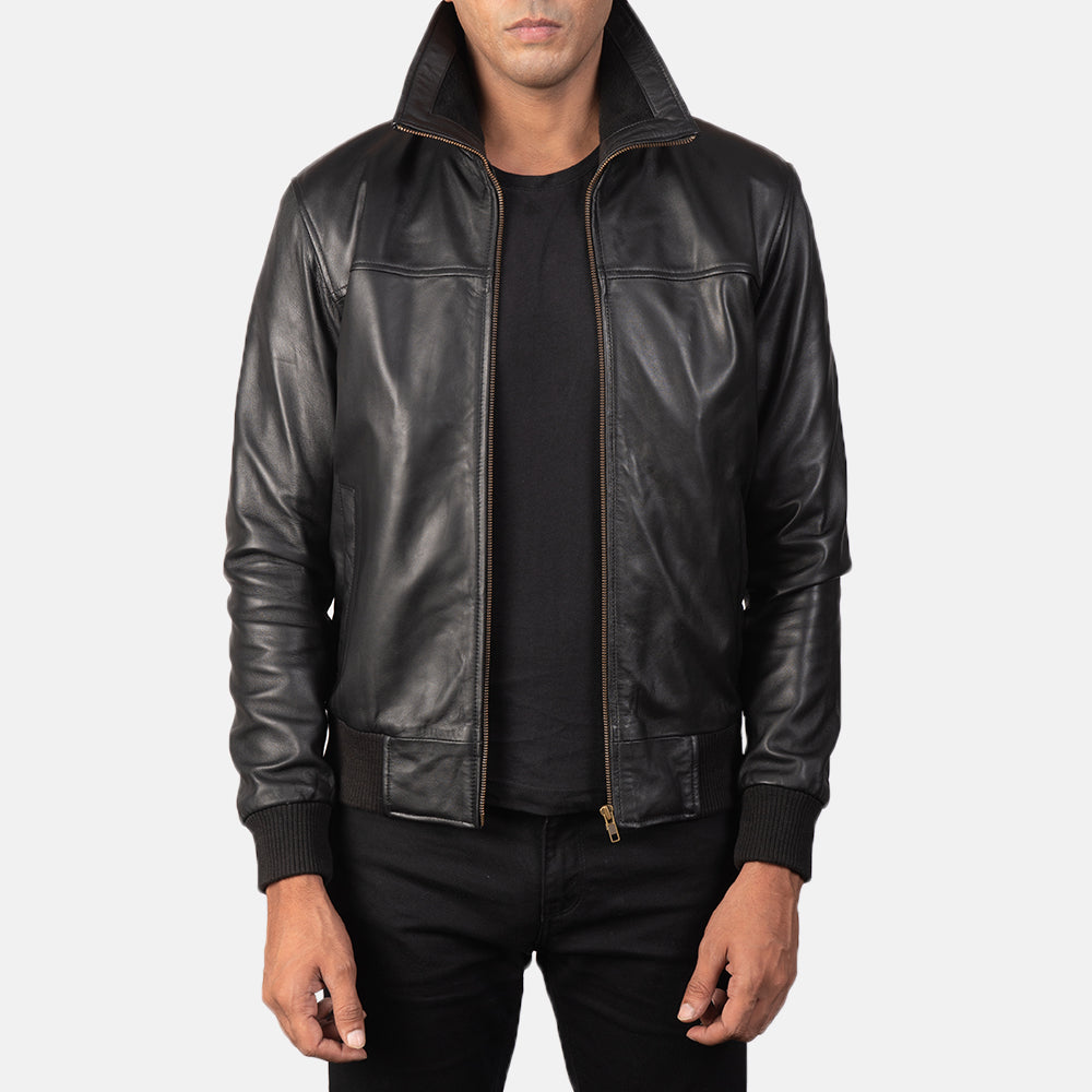 
Air Rolf أسود جاكيت بومبر جلد رجالي in Black Sheepskin Leather - عرض أمامي وقَصّة مفصلة أنيقة | شراء أونلاين عبر المتجر الرسمي