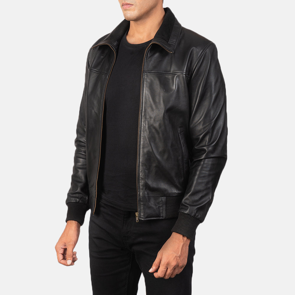 
Black Sheepskin Leather Bomber Jacket - عرض خلفي يوضح تفصيل الأكتاف المتقن والحاشية النظيفة