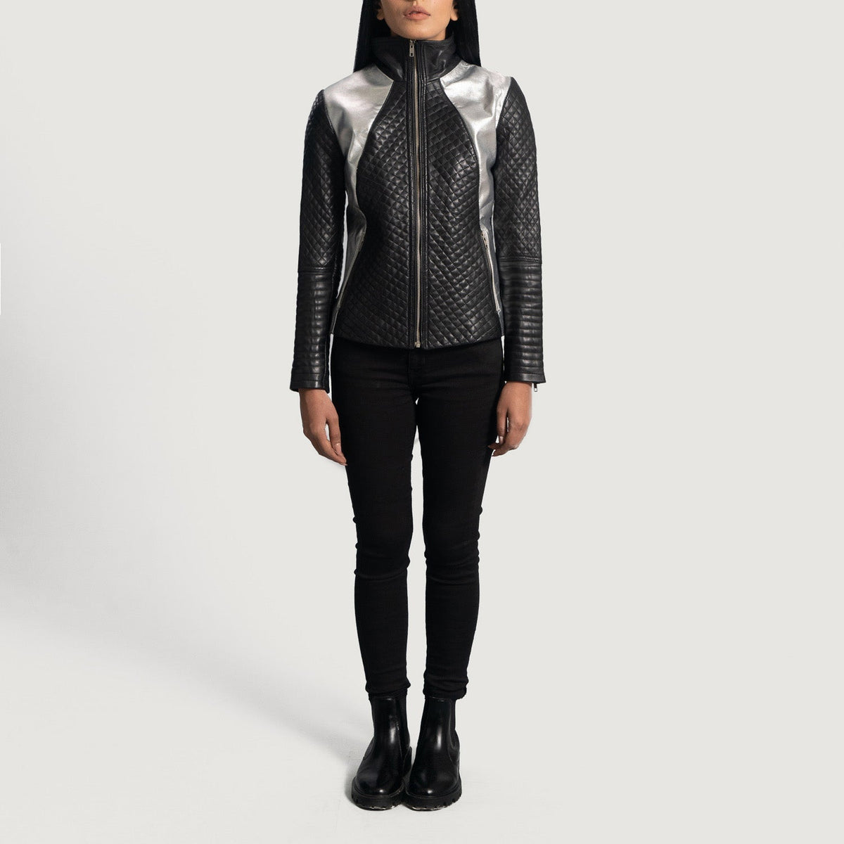 Close-Up Detail of High Neck &amp; Zipper Hardware on Women's Alia Metallic أسود جاكيت بايكر جلد نسائي