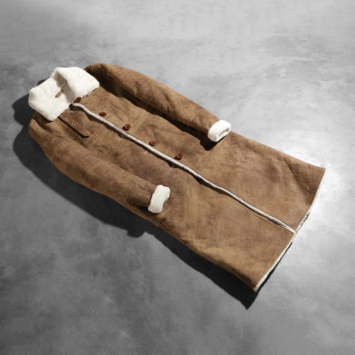 Open Hem &amp; Hem Craftsmanship Construction Detail on Women's Alina Shearling بني معطف جلد نسائي