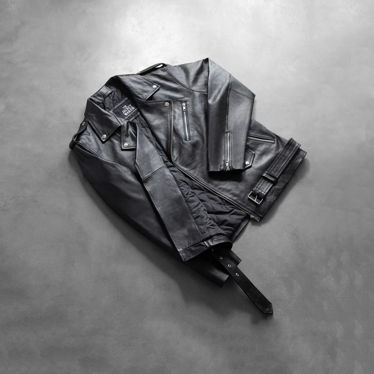 
تفاصيل حرفية لصنع الحاشية في Allaric Alley Black Leather Biker Jacket
