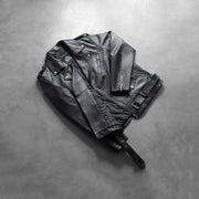 
تفاصيل حرفية لصنع الحاشية في Allaric Alley Black Leather Biker Jacket