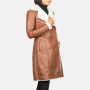 
Amie Brown Double Breasted Shearling Coat - عرض جانبي يوضح قَصّة الأكمام المريحة