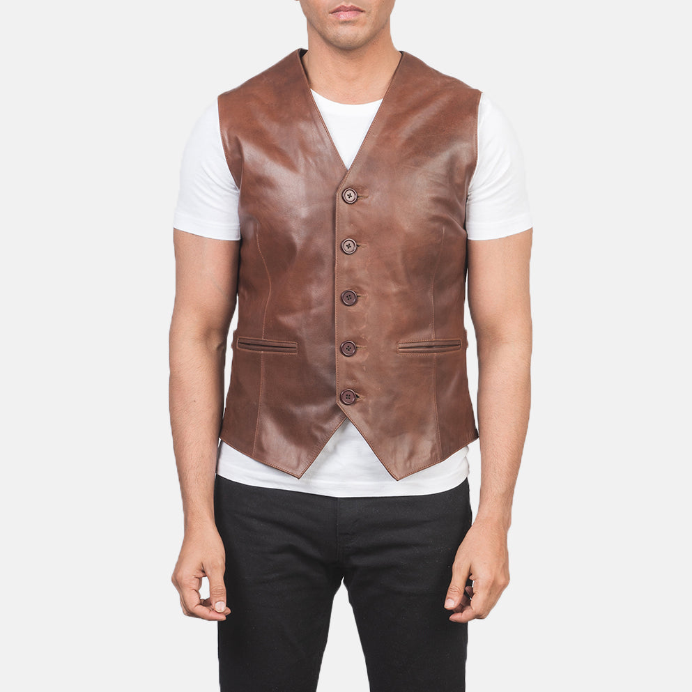 Close-Up Detail of Classic Collar &amp; 5 Button Hardware on Men's Auden بني صديري جلد رجالي