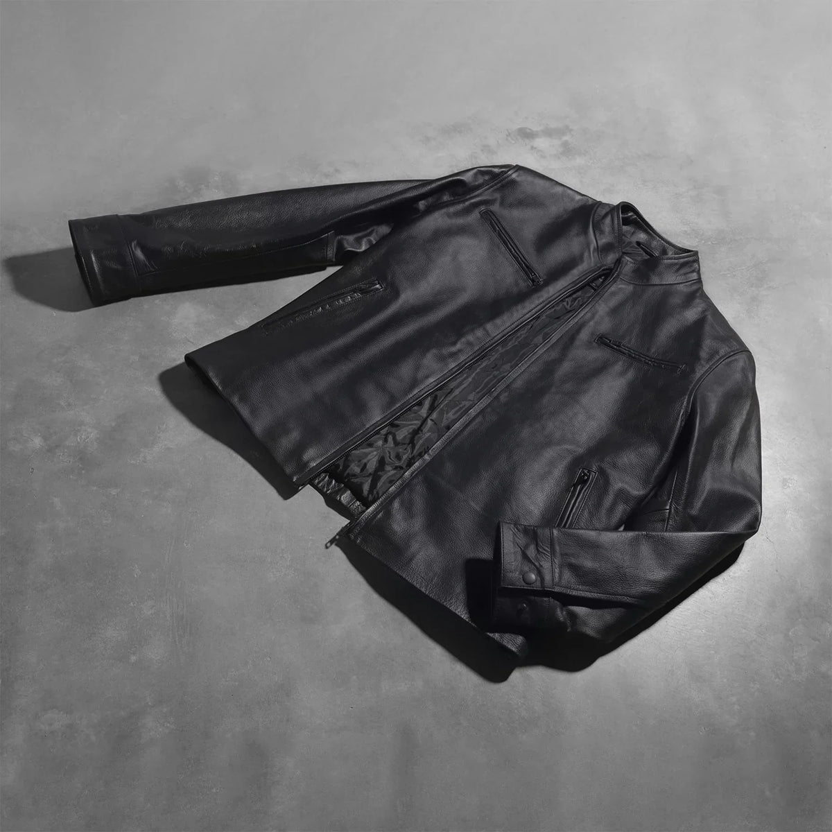 Button &amp; Hem Craftsmanship Construction Detail on Austere Matte أسود جاكيت بايكر جلد رجالي