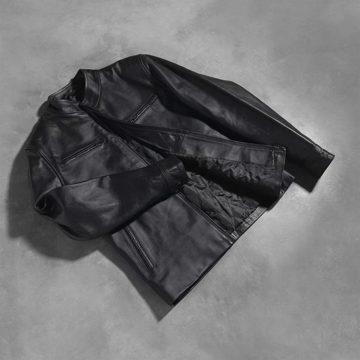 Styled Fit Perspective of Austere Matte أسود جاكيت بايكر جلد رجالي on Model - Natural Daylight Drape