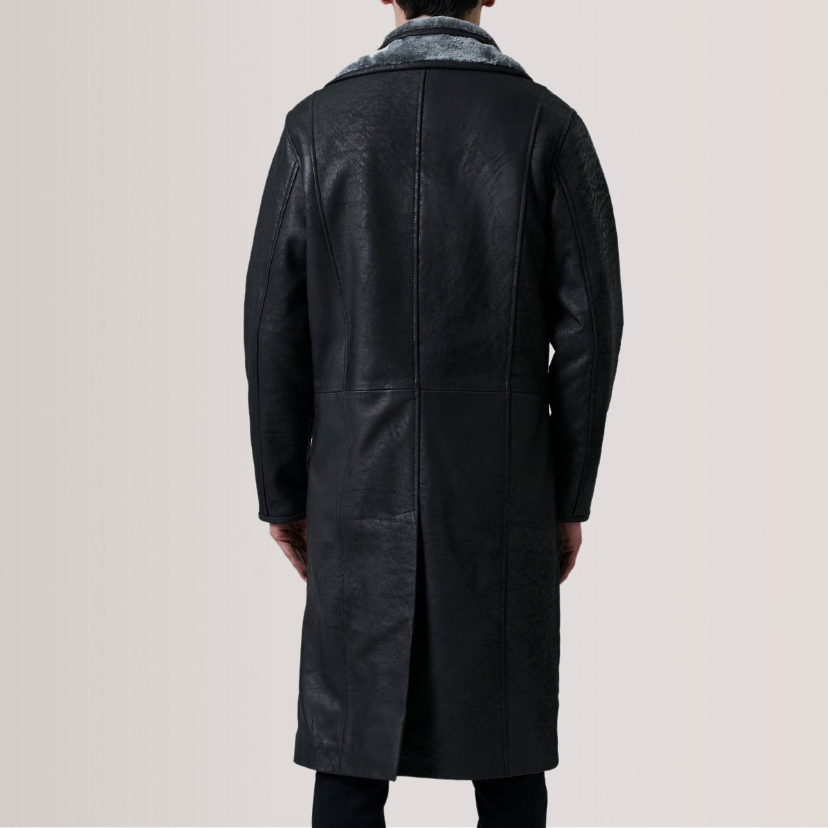 Close-Up Detail of Notch &amp; Button Hardware on Cai Distressed أسود Leather Shearling معطف جلد رجالي For Men