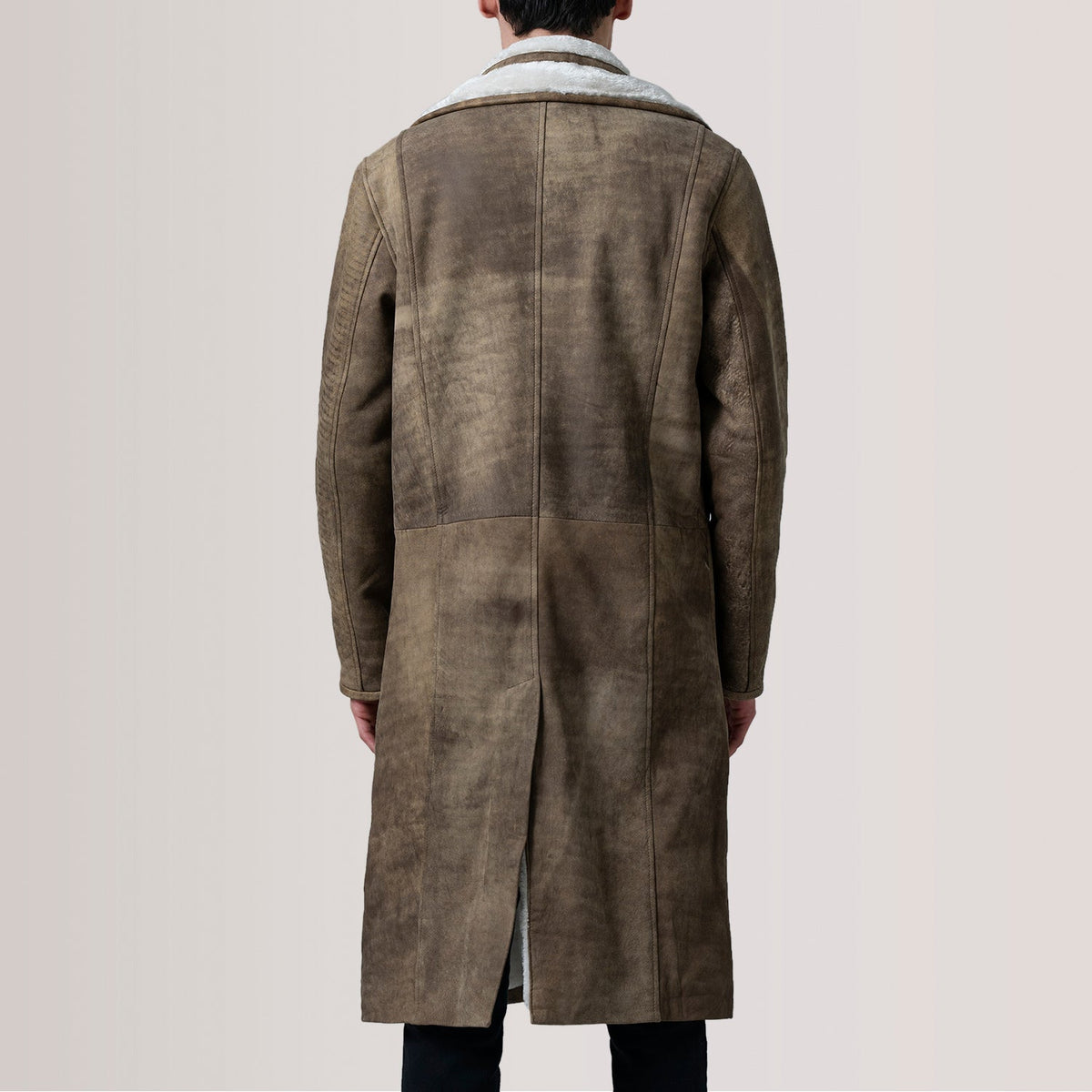 تفاصيل مقربة of Notch & Button Hardware on Cai Distressed Brown Leather Shearling Coat For Men
