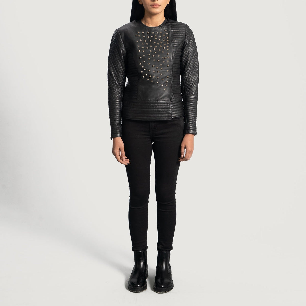 Close-Up Detail of Classic Collar &amp; Snap Button Hardware on Women's Celeste Studded أسود جاكيت جلد نسائي