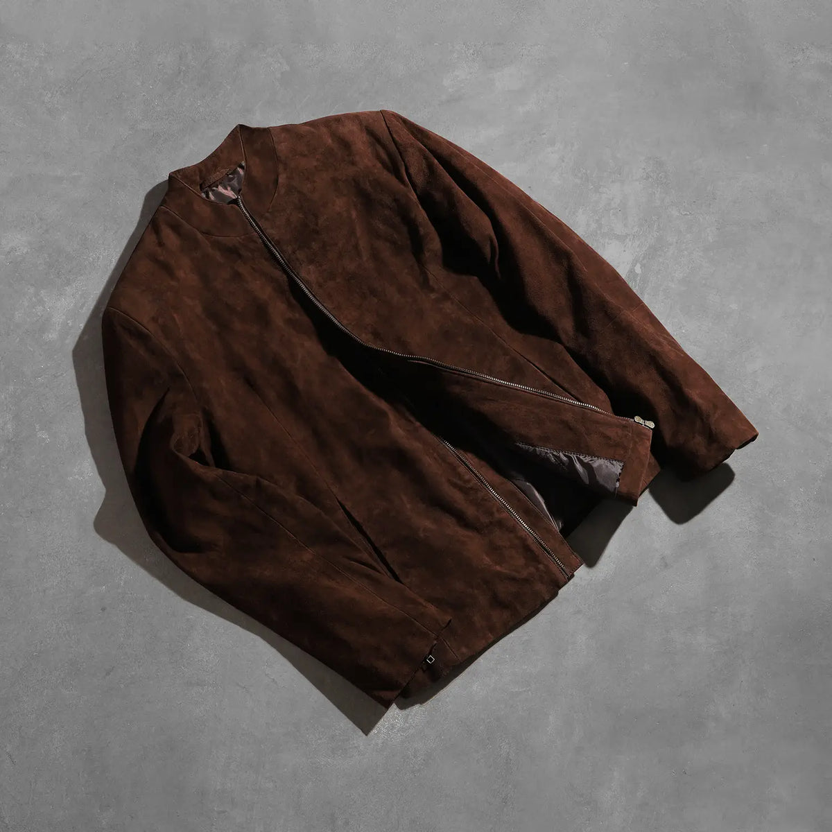 
تفاصيل حرفية لصنع الحاشية في Charcoal Mocha Suede جاكيت بايكر جلد طبيعي رجالي