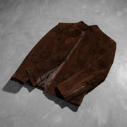 
مظهر الارتداء على موديل لـ  Charcoal Mocha Suede جاكيت بايكر جلد طبيعي رجالي على عارض أزياء - انسيابية طبيعية في ضوء النهار