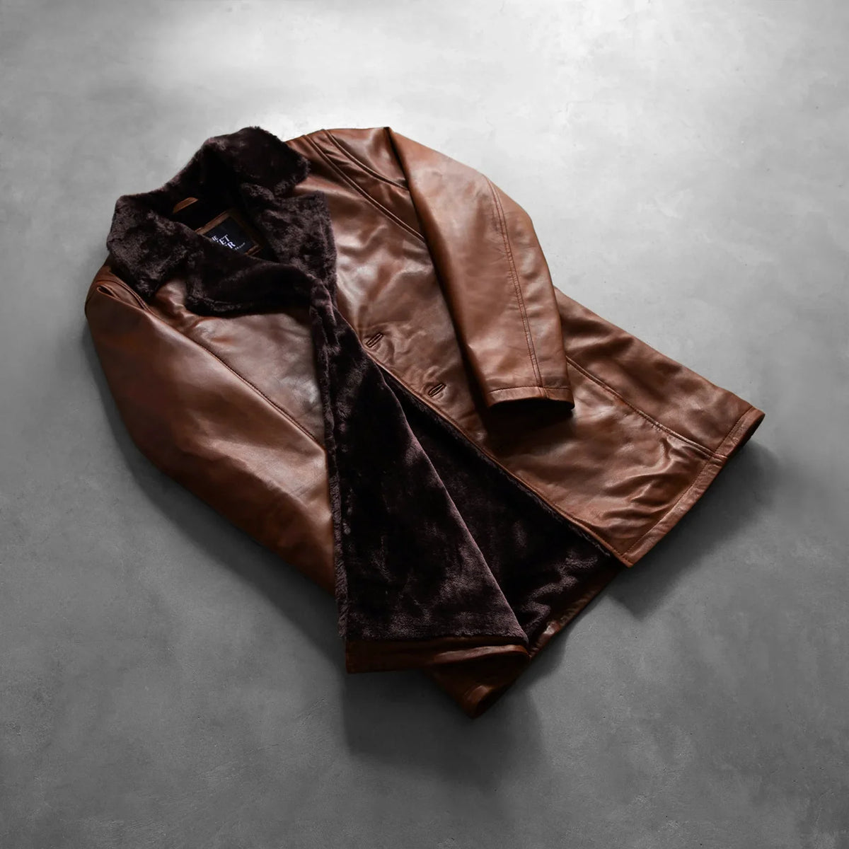 
مظهر الارتداء على موديل لـ  Cinnamon Distressed Leather Fur معطف جلد فاخر رجالي على عارض أزياء - انسيابية طبيعية في ضوء النهار
