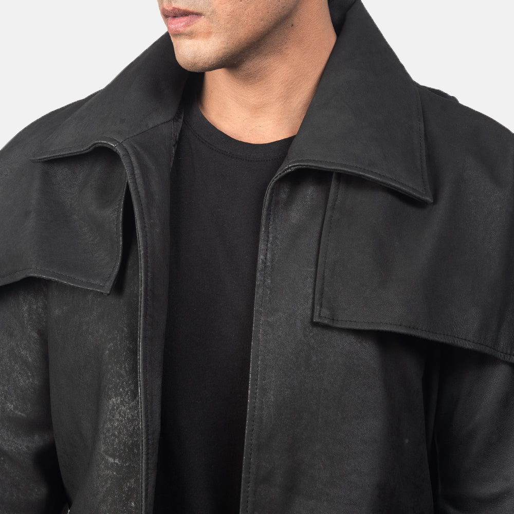 Close-Up Detail of Classic Collar &amp; Heavy-Duty Zipper Hardware on Men's Classic Distressed أسود Leather Duster رجالي