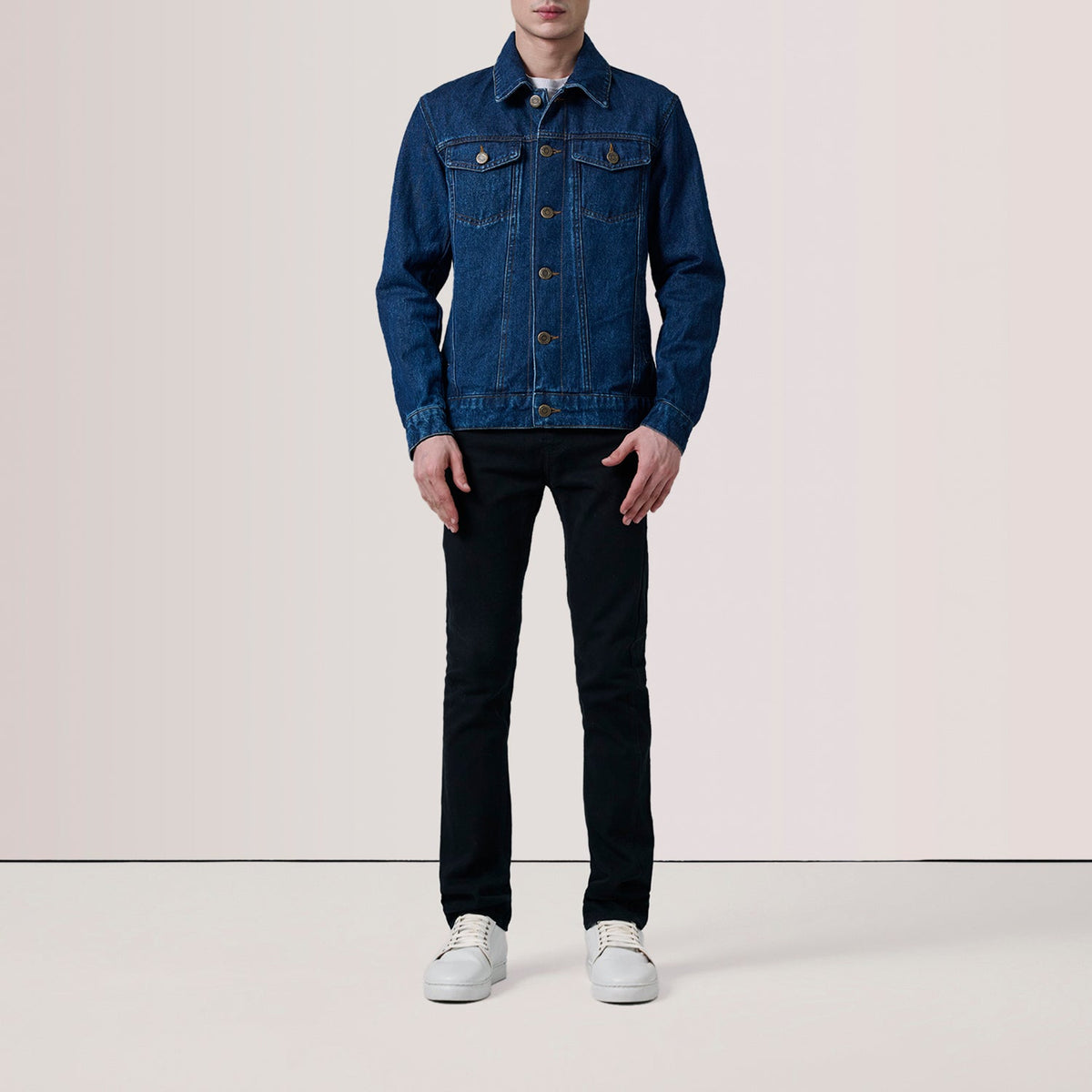 
Dark Blue Full-Grain leather Jacket - عرض خلفي يوضح تفصيل الأكتاف المتقن والحاشية النظيفة