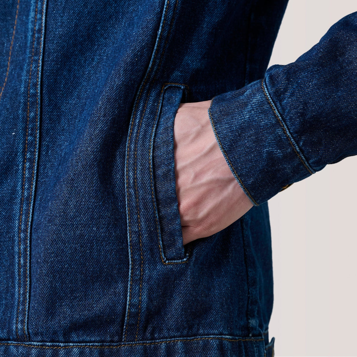 
عرض البطانة الداخلية Showing Quilted Viscose Lining & جيبان داخليان عمليان