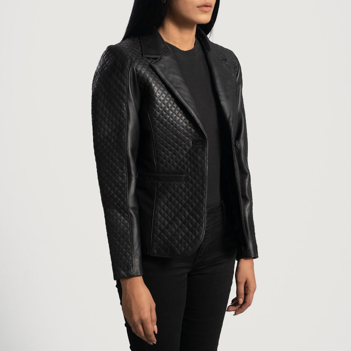 Women's Cora مبطن أسود بليزر جلد نسائي - Lateral Side Profile View Showing Sleeve Cut &amp; Athletic Taper Fit