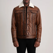 
Dallis بني Leather Shearling Trucker جاكيت جلد رجالي in Waxed Brown Sheepskin Leather - عرض أمامي وقَصّة مفصلة أنيقة | شراء أونلاين عبر المتجر الرسمي