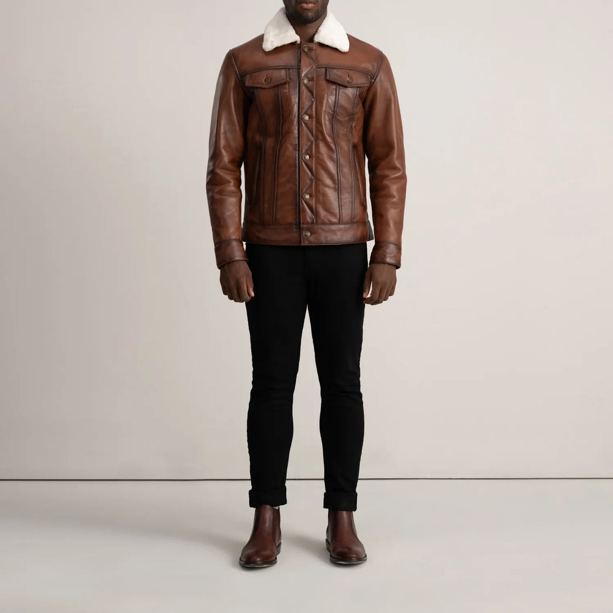 
Dallis بني Leather Shearling Trucker جاكيت جلد رجالي - عرض جانبي يوضح قَصّة الأكمام المريحة
