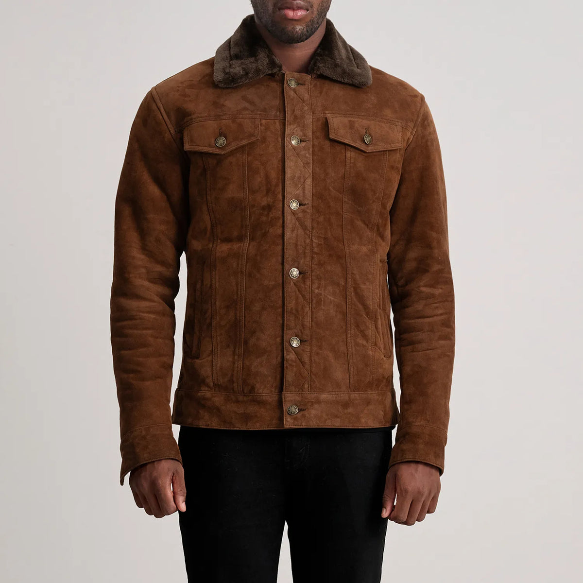 Close-Up Detail of Classic Collar &amp; Button Hardware on Dallis بني Suede Shearling Trucker جاكيت جلد رجالي