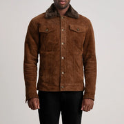 Close-Up Detail of Classic Collar &amp; Button Hardware on Dallis بني Suede Shearling Trucker جاكيت جلد رجالي