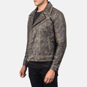 
مظهر الارتداء على موديل لـ  Danny Quilted Brown Leather Biker Jacket على عارض أزياء - انسيابية طبيعية في ضوء النهار