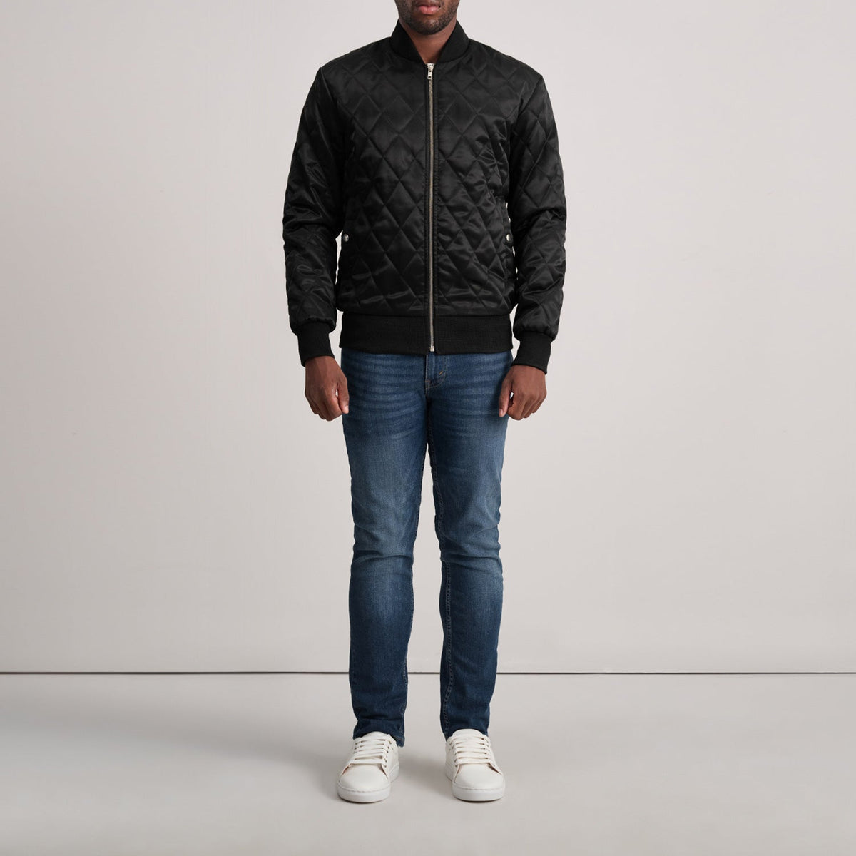 Close-Up Detail of Varsity &amp; Zipper Hardware on Danson مبطن أسود Varsity جاكيت جلد رجالي