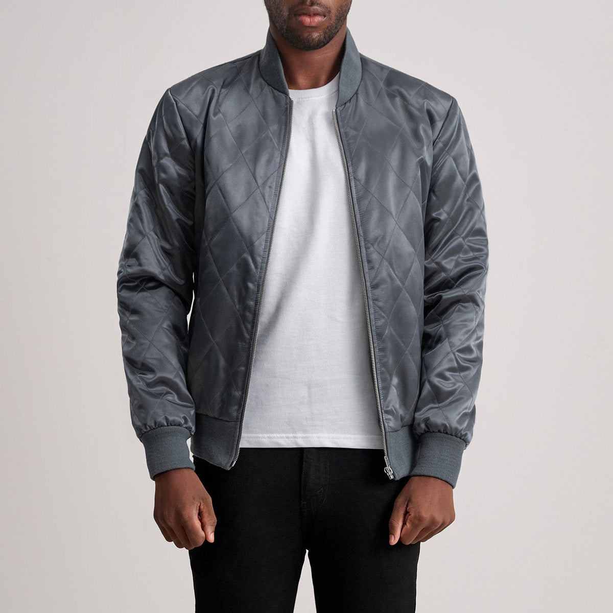 
Danson مبطن ومحاك Grey Varsity جاكيت جلد رجالي - عرض جانبي يوضح قَصّة الأكمام المريحة