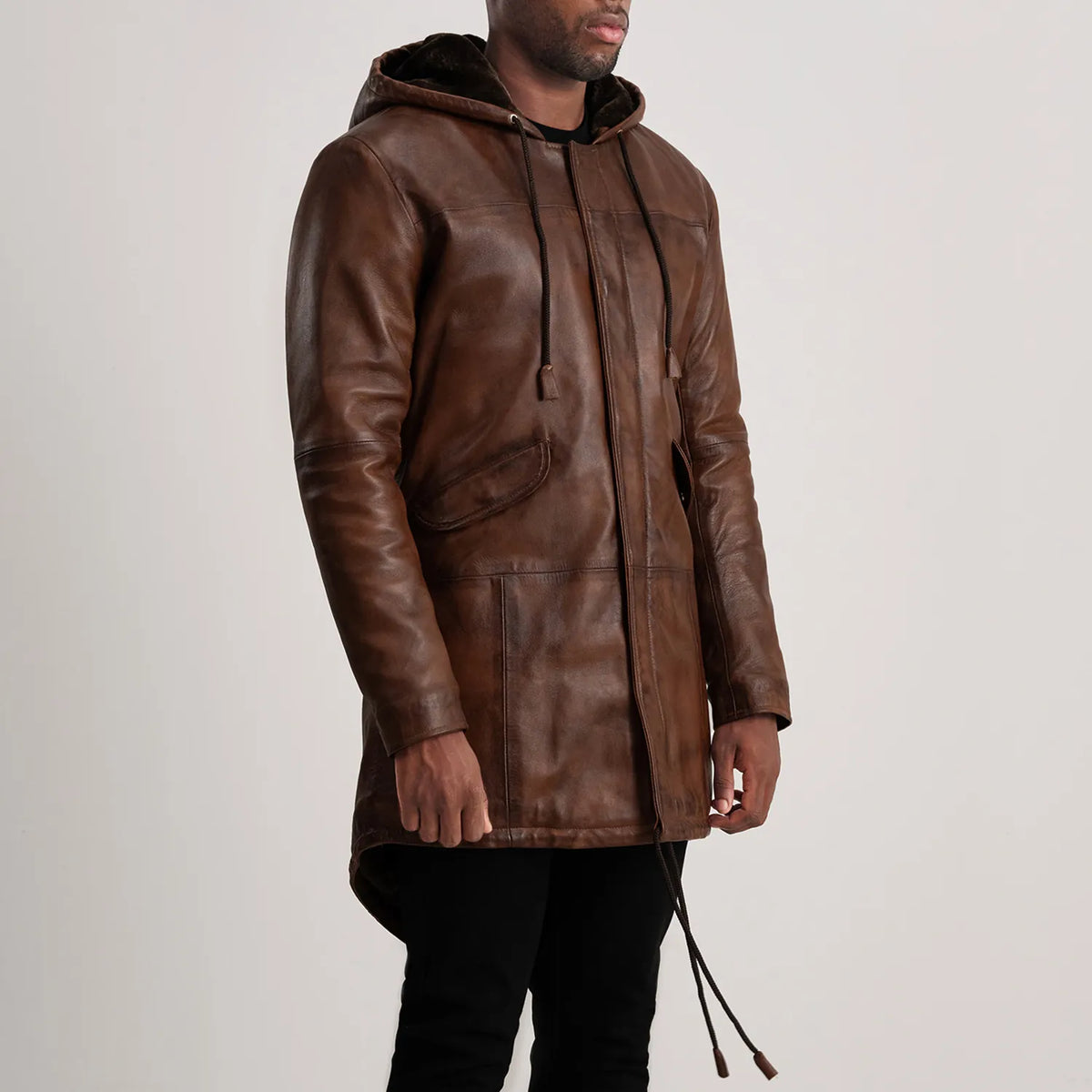 
مظهر الارتداء على موديل لـ  Delvin Tan Leather Parka على عارض أزياء - انسيابية طبيعية في ضوء النهار
